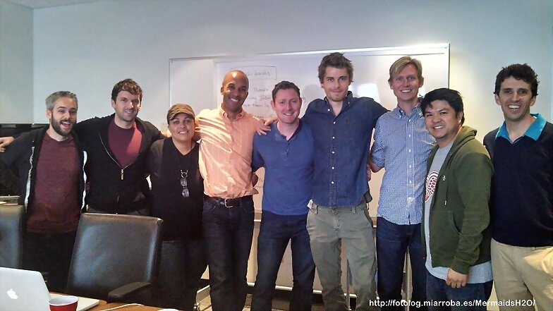 Luke Mitchell con staff de CW The Tomorrow People