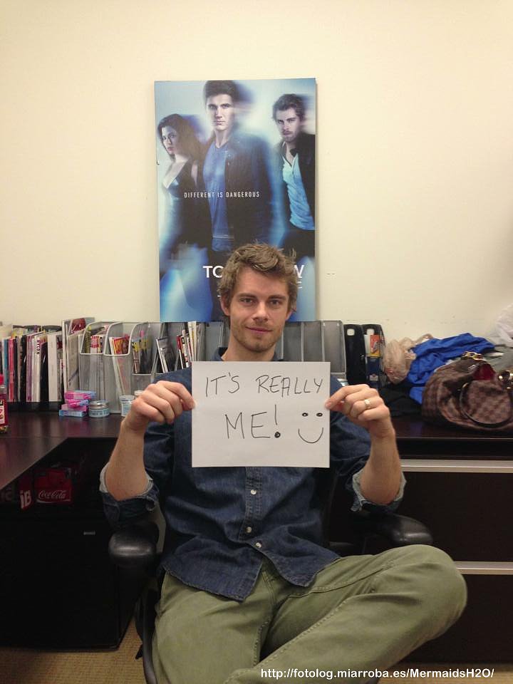 Luke Mitchell en oficina de CW The Tomorrow People