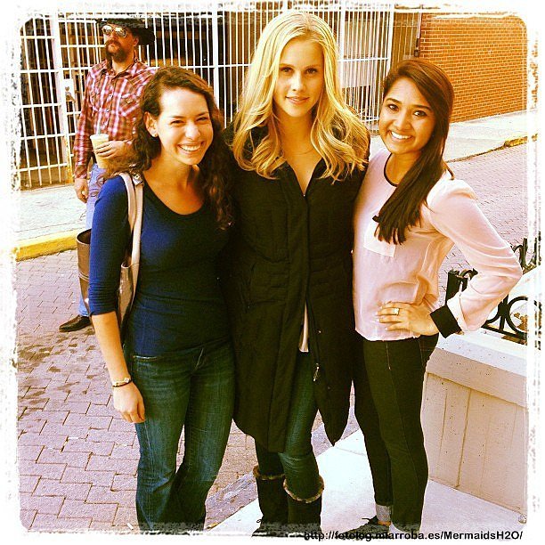 Claire Holt con fans en el set de TVD T4 4x17