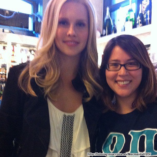 Claire Holt con fans en el set de TVD T4 4x17