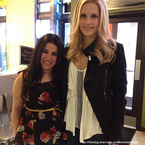 Claire Holt con fans en el set de TVD T4 4x17