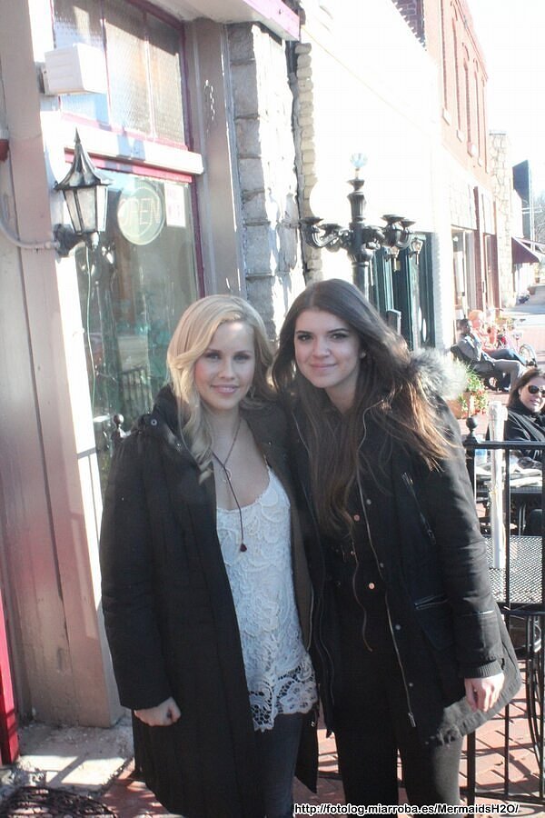 Claire Holt con fans en el set de TVD T4 4x18