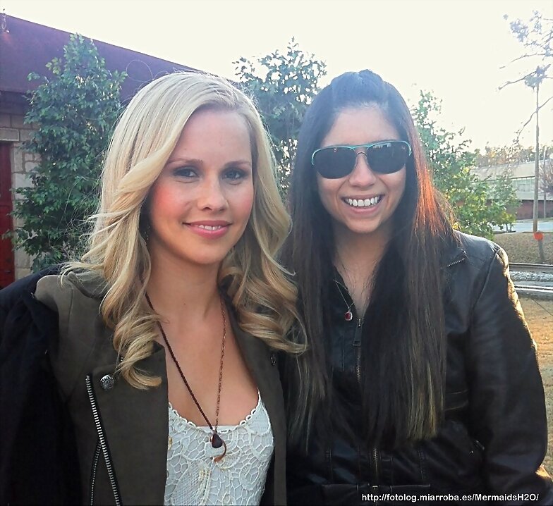 Claire Holt con fans en el set de TVD T4 4x18