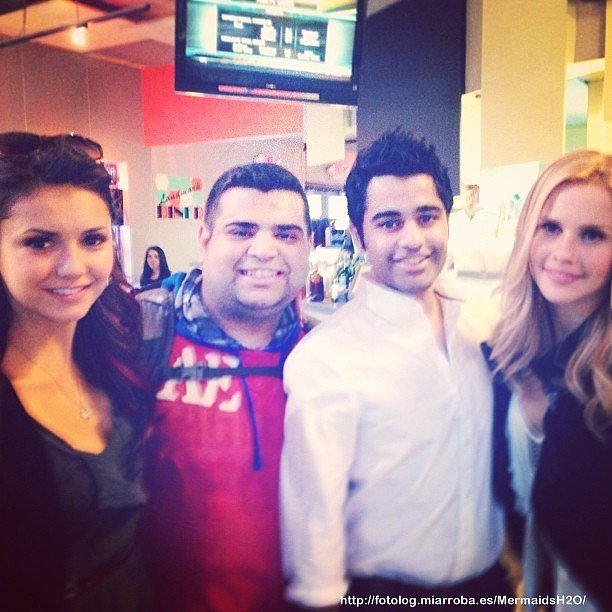 Claire Holt con fans en el set de TVD T4 4x17