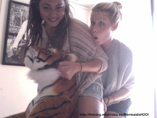 Phoebe Tonkin y Claire Holt