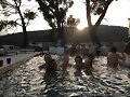 Claire Holt en la piscina con amigos
