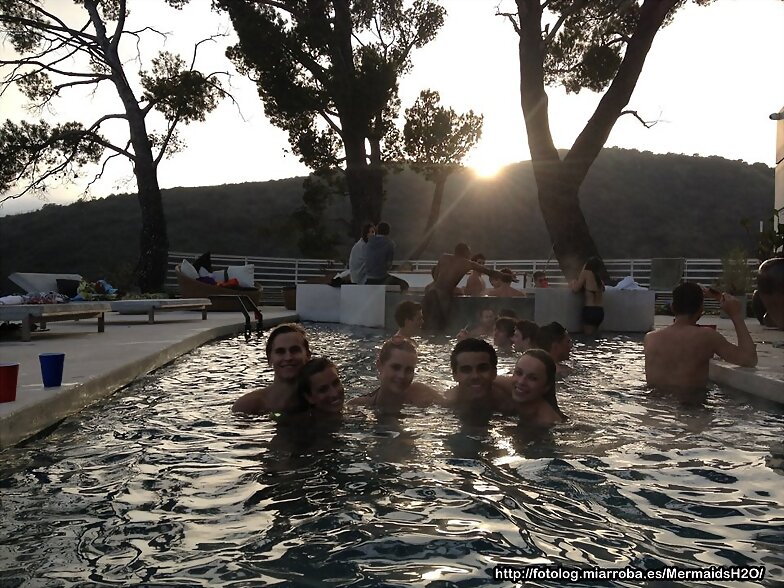 Claire Holt en la piscina con amigos