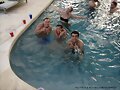 Claire Holt en la piscina con amigos