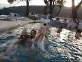 Claire Holt en la piscina con amigos