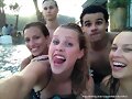 Claire Holt en la piscina con amigos