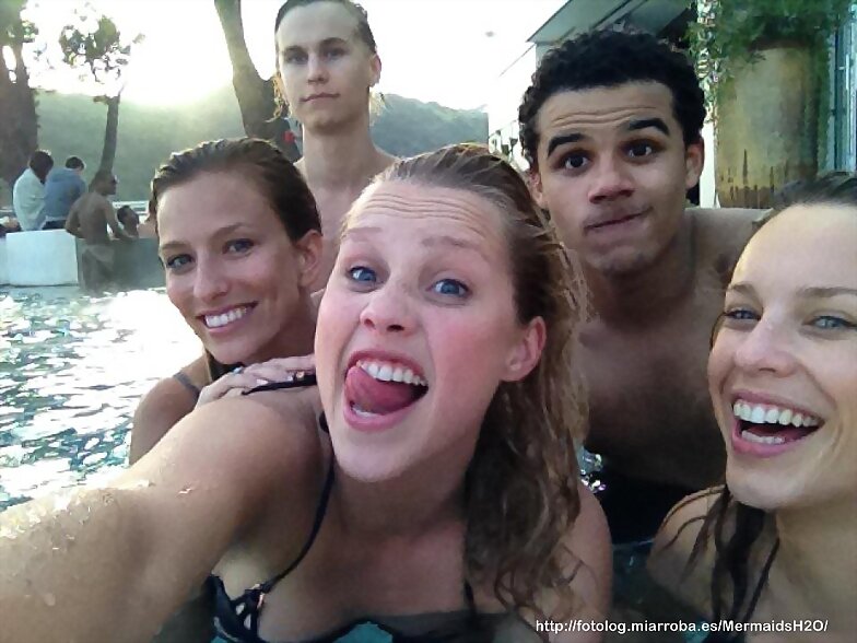 Claire Holt en la piscina con amigos