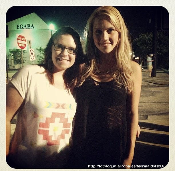 Claire Holt con fans en el set de The Originals