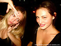 Phoebe Tonkin y su hermana Abby Tonkin de fiesta