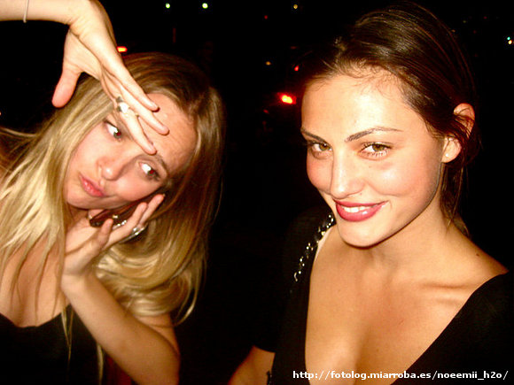 Phoebe Tonkin y su hermana Abby Tonkin de fiesta
