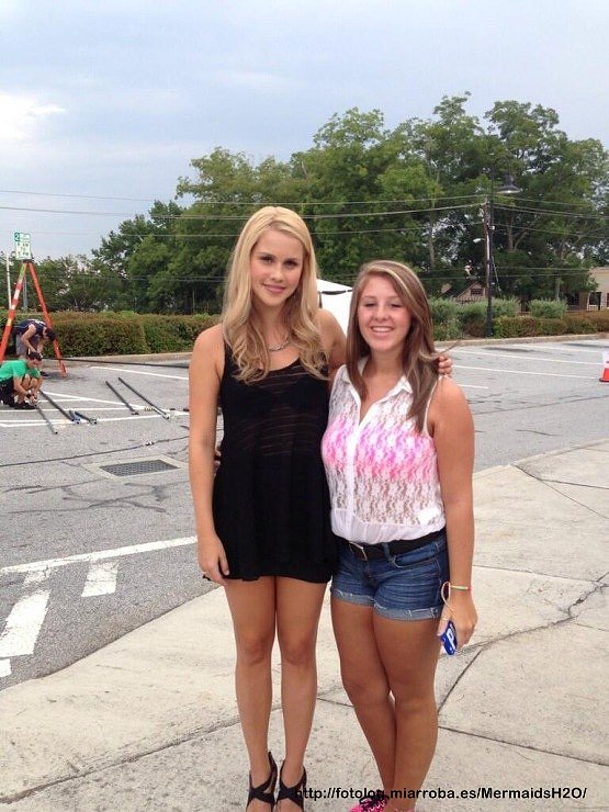 Claire Holt con fans en el set de The Originals
