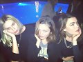 Phoebe Tonkin con sus amigas