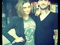 Phoebe Tonkin con un amigo