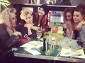 Phoebe Tonkin con sus amigas