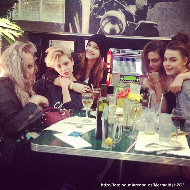 Phoebe Tonkin con sus amigas