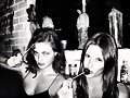 Phoebe Tonkin con sus amigas