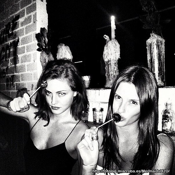 Phoebe Tonkin con sus amigas