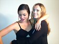 Phoebe Tonkin con sus amigas