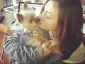 Phoebe Tonkin con su perrita Lola