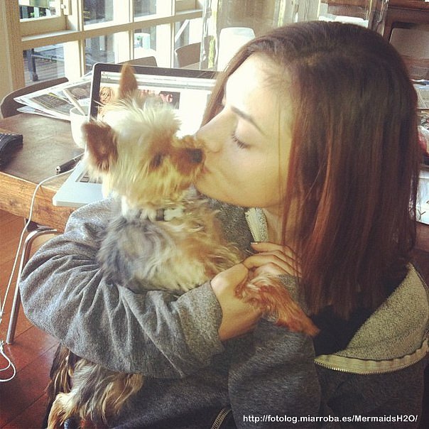 Phoebe Tonkin con su perrita Lola