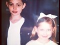Phoebe Tonkin y su hermana Abby Tonkin de peque&ntilde;as