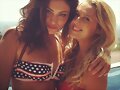 Phoebe Tonkin con su amiga Teresa Palmer