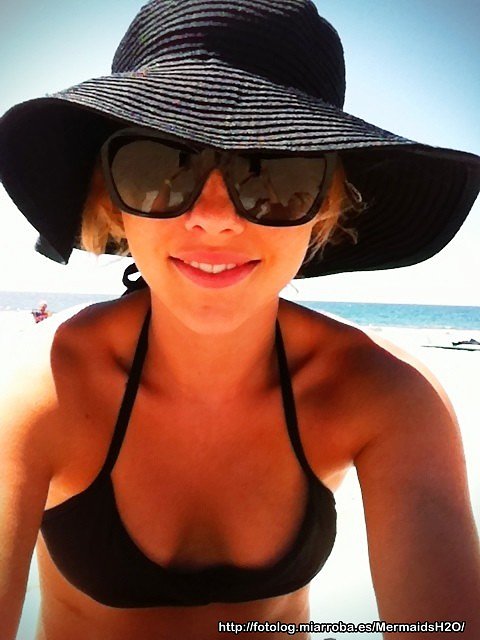 Claire Holt en la playa