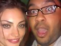 Phoebe Tonkin con un fan