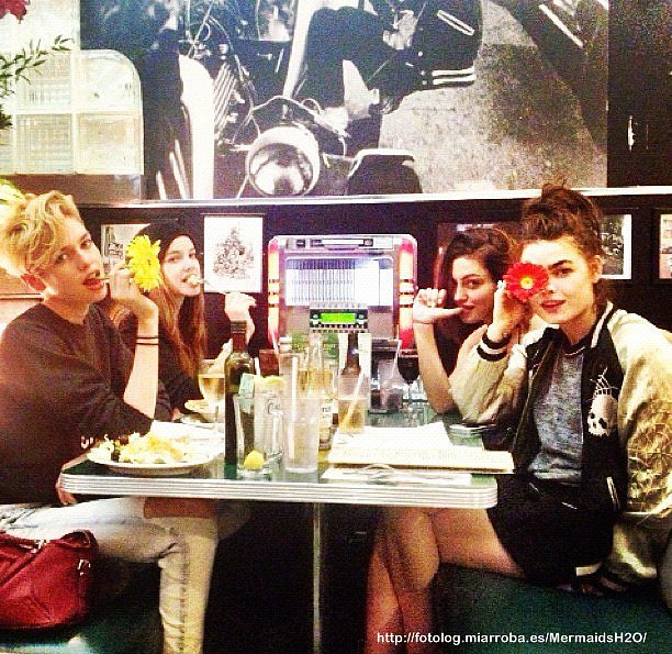 Phoebe Tonkin con amigas