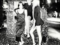 Phoebe Tonkin con amigas