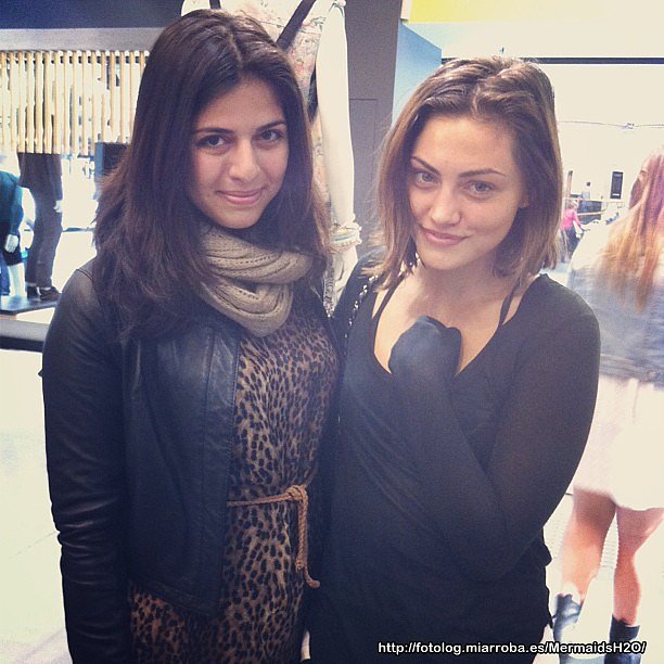 Phoebe Tonkin con una fan