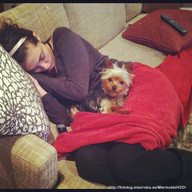 Phoebe Tonkin con su perrita Lola