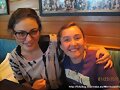 Phoebe Tonkin con una fan