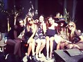 Phoebe Tonkin con amigas