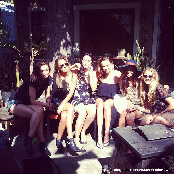 Phoebe Tonkin con amigas