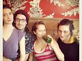 Phoebe Tonkin con Teresa Palmer y amigos