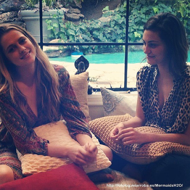 Phoebe Tonkin con su amiga Teresa Palmer
