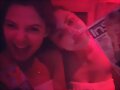Phoebe Tonkin con su amiga Danielle Campbell