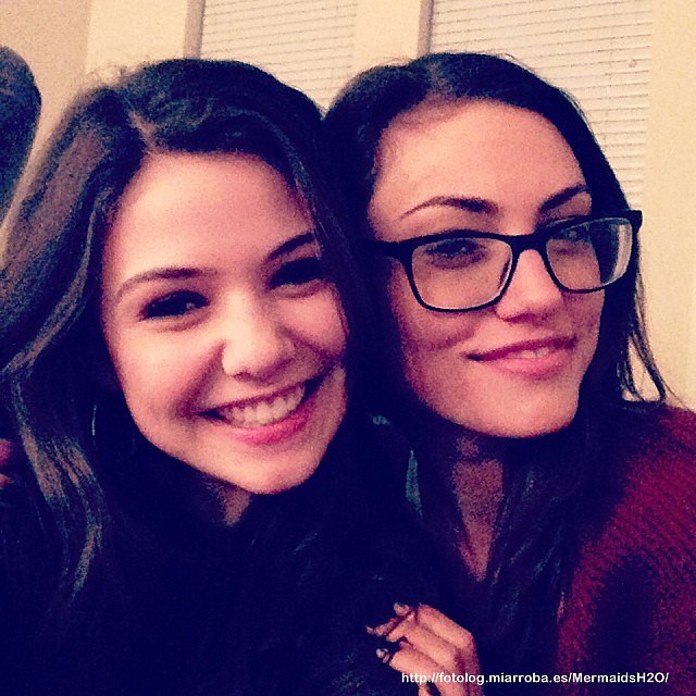 Phoebe Tonkin con su amiga Danielle Campbell