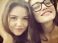 Phoebe Tonkin con su amiga Danielle Campbell