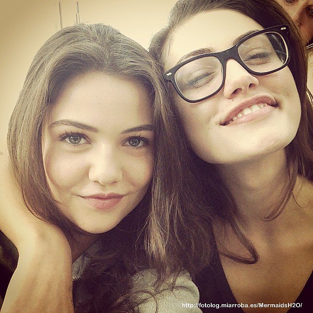 Phoebe Tonkin con su amiga Danielle Campbell