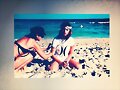 Phoebe Tonkin con una amiga