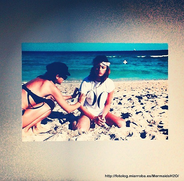 Phoebe Tonkin con una amiga