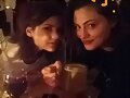Phoebe Tonkin con una amiga