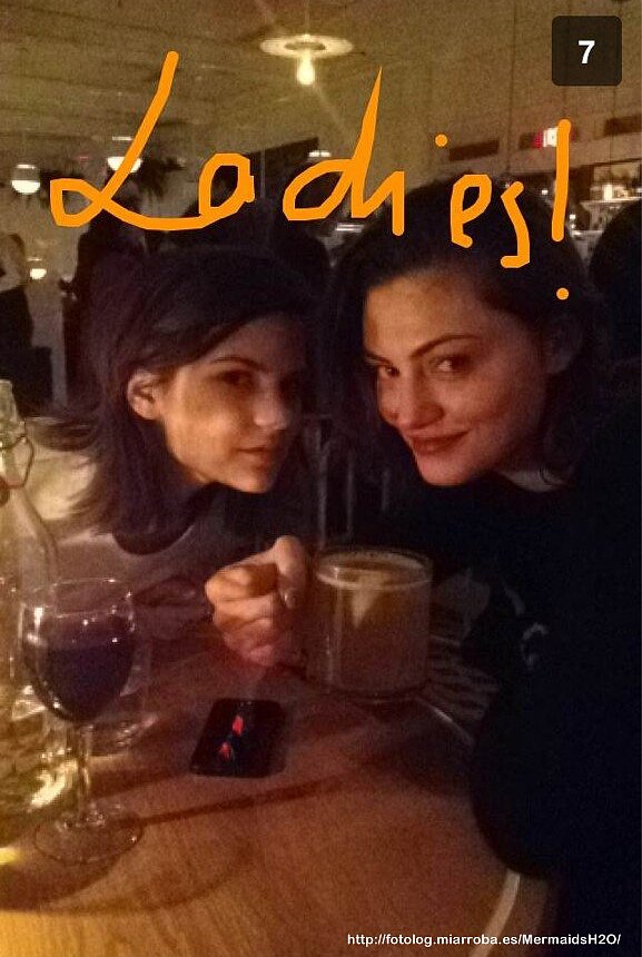 Phoebe Tonkin con una amiga