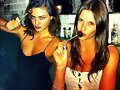 Phoebe Tonkin con una amiga